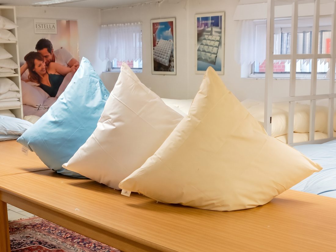 Daunenkopfkissen in Hellblau, Weiß und Creme im Hofladen